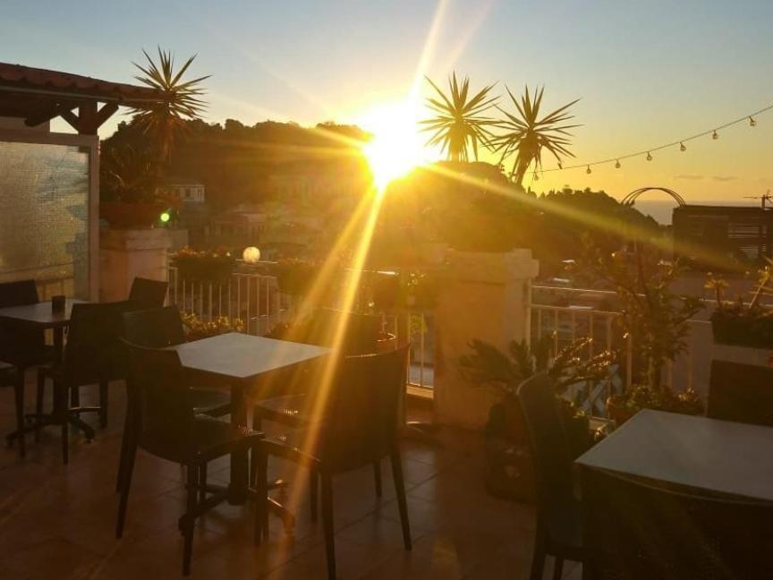 "Private Room" Stanza Privata With Private Bathroom - Shared Kitchen And Beautiful Terrace On Taormina Center Hostel Taormina Kamer foto